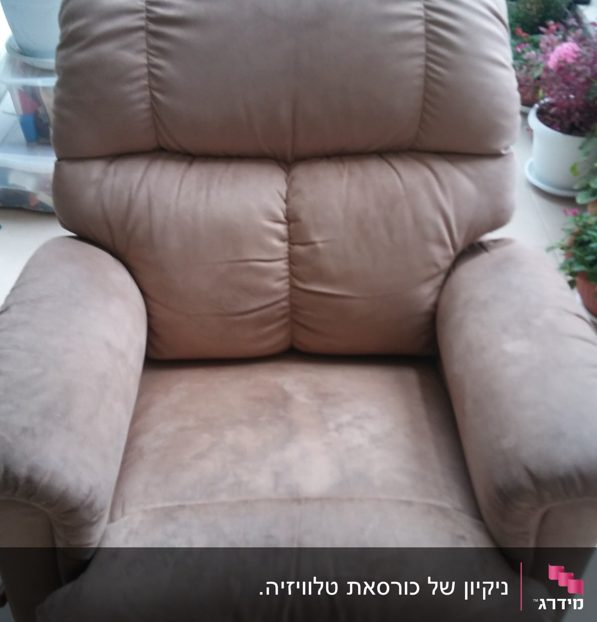 כורסה חומה עם כתמים קלים לניקוי